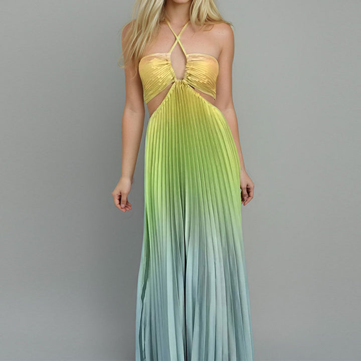 Robe maxi plissée élégante pour femme avec décolleté plongeant et détails découpés Chic & Stil