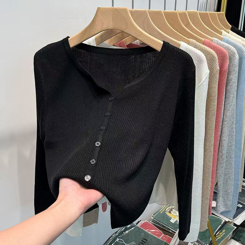Fitted knit jacket for women with a stylish button closure and a fine ribbed structure Lune London