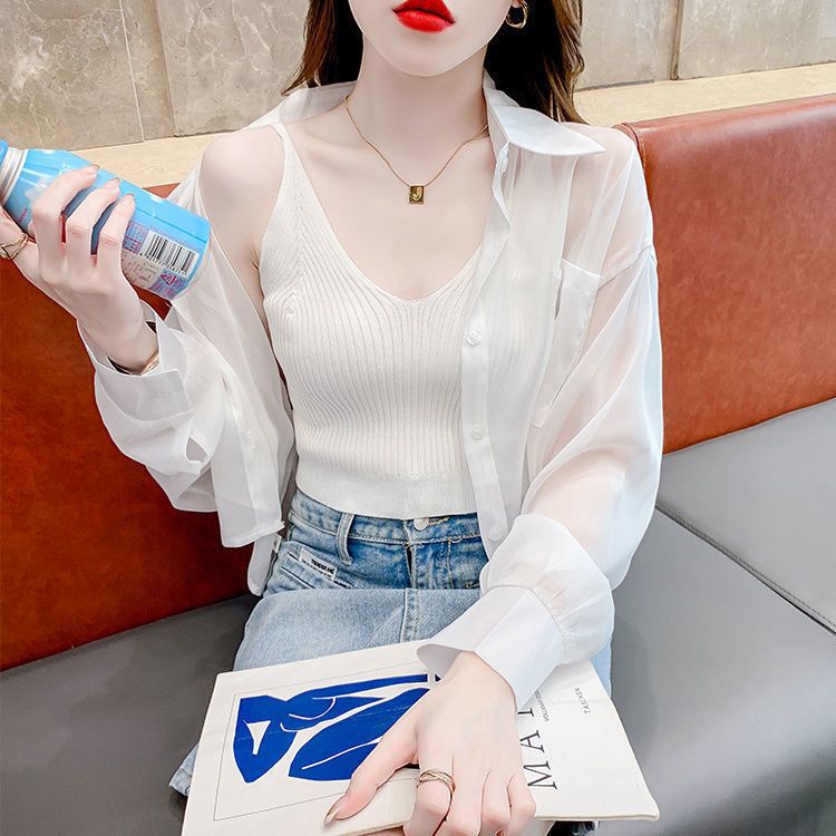 Blouse transparente pour femmes avec un délicat col en V et de fins détails en rib Chic & Stil