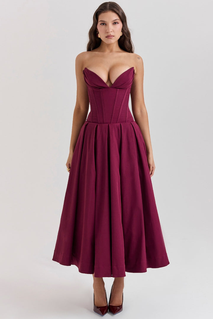 Maxi Couture Dress for women with an elegant heart neckline and a flared skirt Chic & Stil