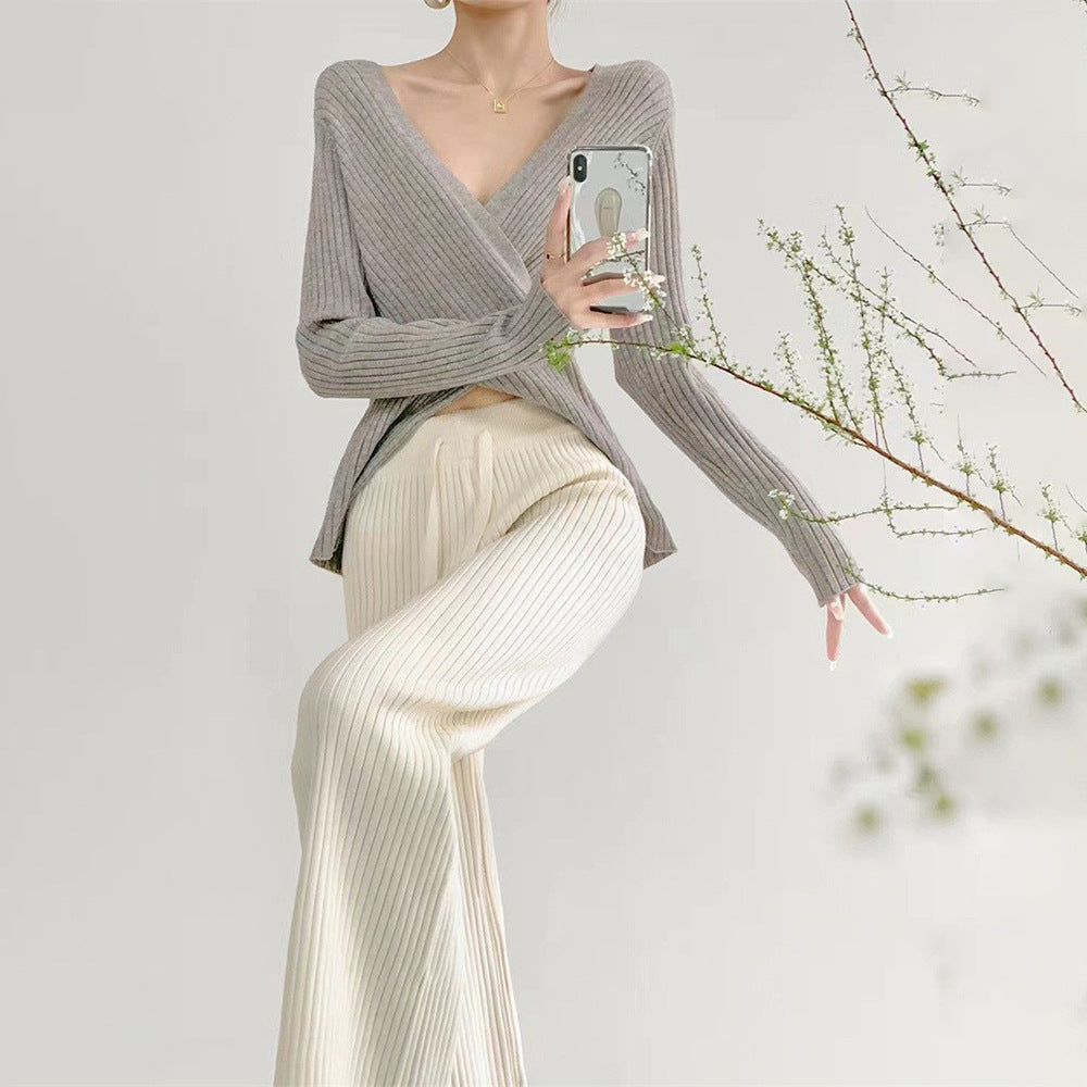 Pull enveloppant pour femmes avec un élégant design côtelé et un col en V Chic & Stil
