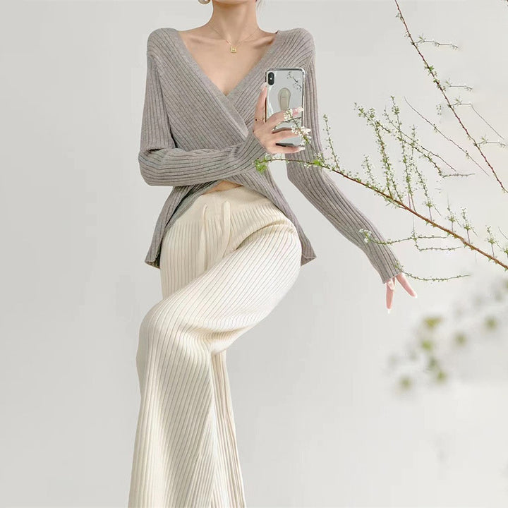 Pull enveloppant pour femmes avec un élégant design côtelé et un col en V Chic & Stil