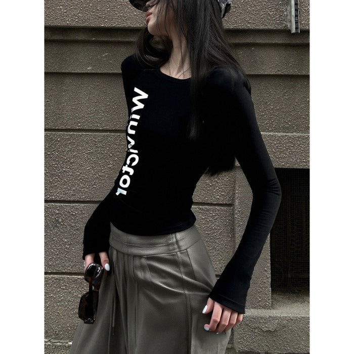 Women's long-sleeved, fitted T-shirt with modern lettering Chic & Stil