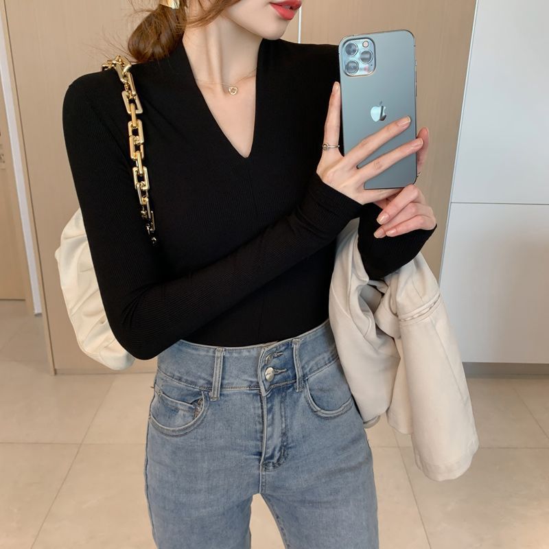 Women's Fitted Long Sleeve Top with V-Neck Chic & Stil