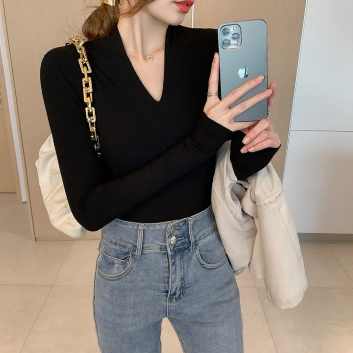 Women's Fitted Long Sleeve Top with V-Neck Chic & Stil