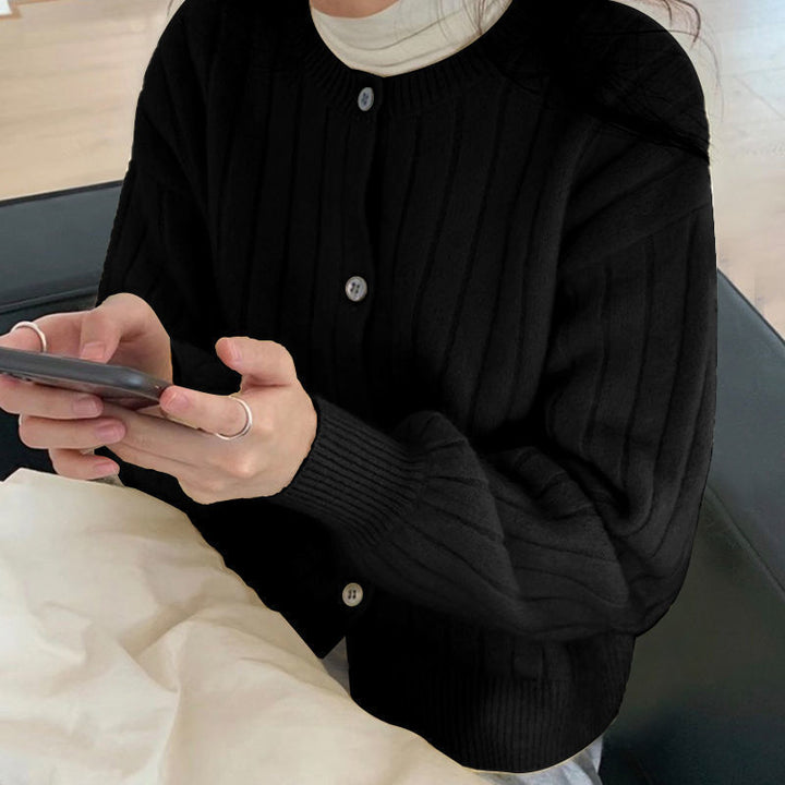 Gilet en maille fine pour femmes avec des détails de bouton élégants et un matériau doux Chic & Stil
