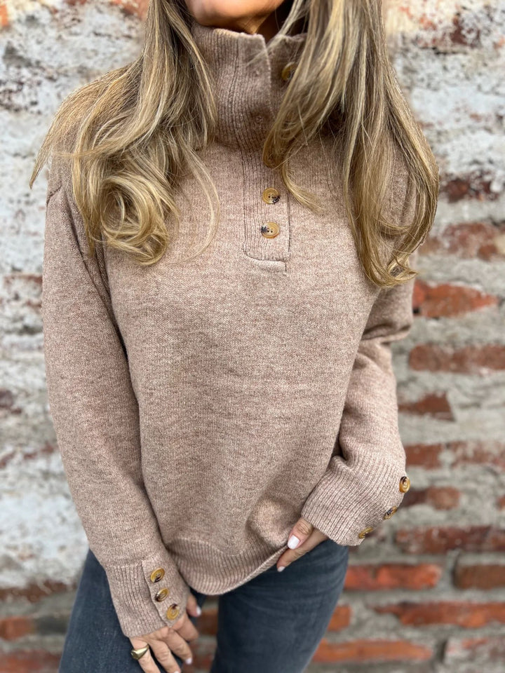 Pull confortable pour femmes avec col haut et détails de boutons décoratifs Chic & Stil