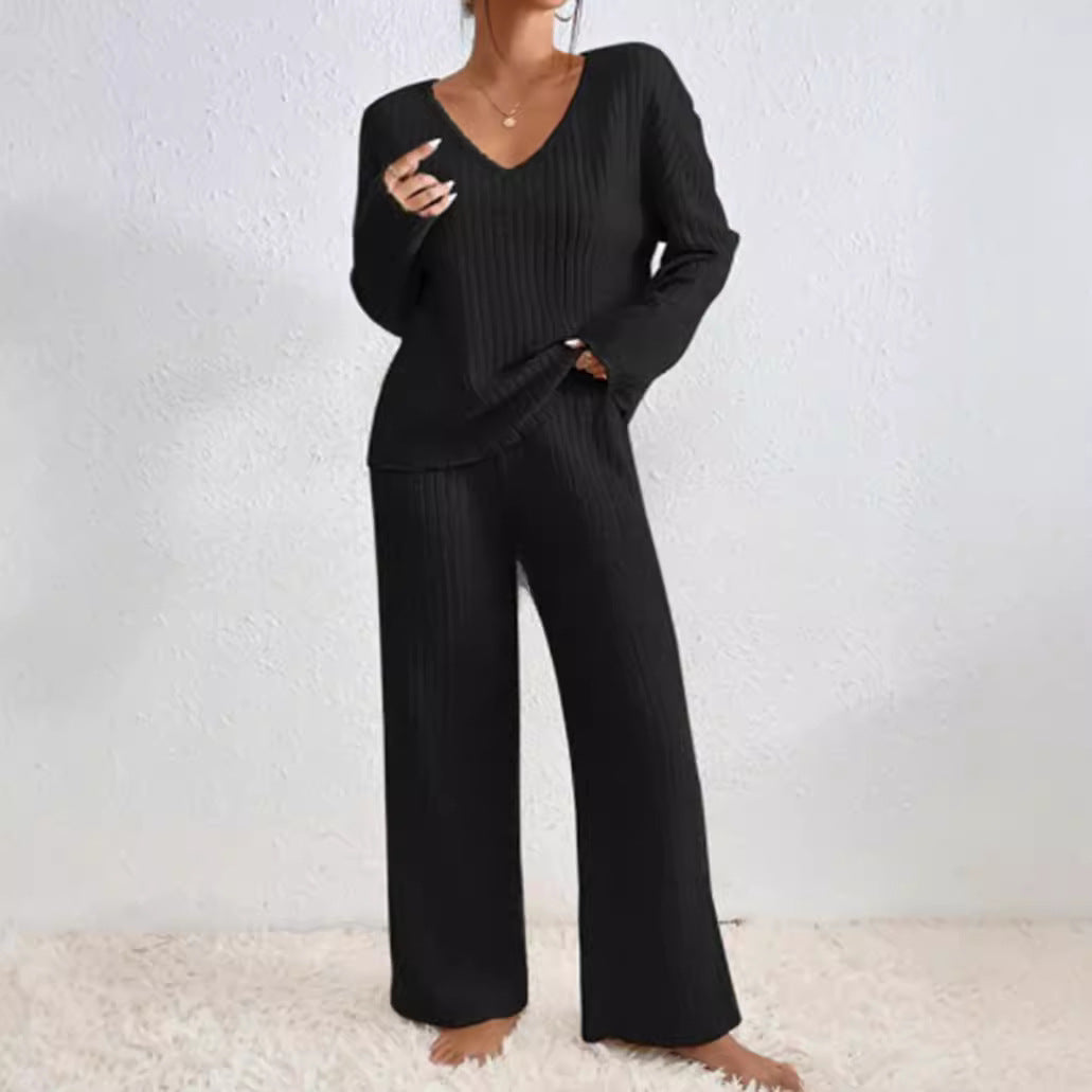 Women Comfortable knit set with V-neck and ribbed structure Lune London