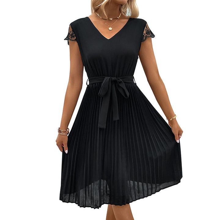 Robe plissée pour femmes avec dentelle et ceinture ajustée Chic & Stil