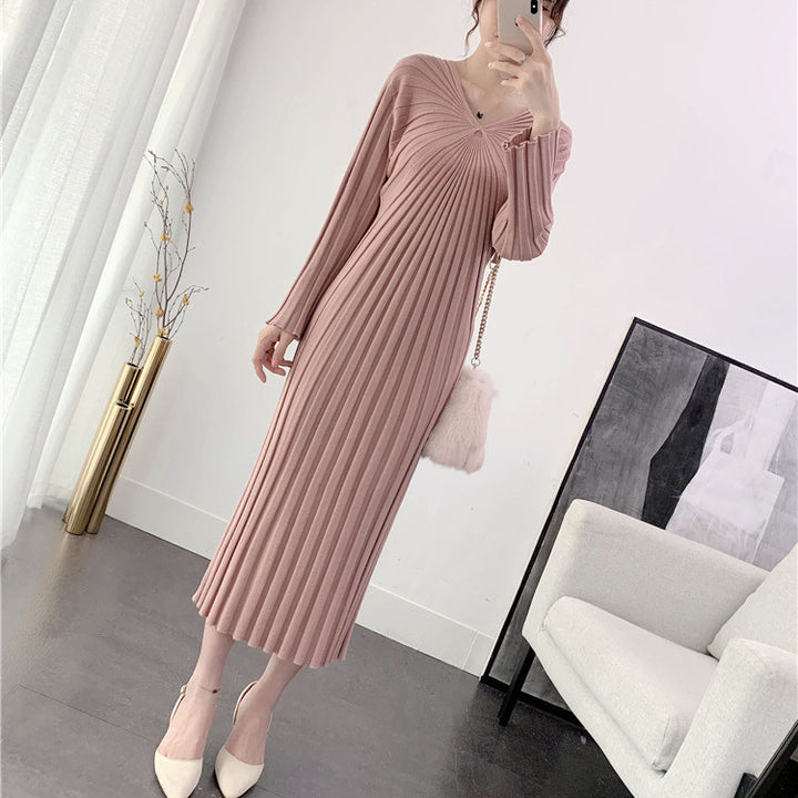 Robe tricotée pour femmes avec des plis et un élégant col en V Chic & Stil