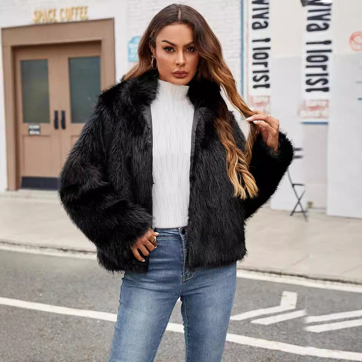 Luxurious short women's jacket in faux fur with a trendy collar Lune London