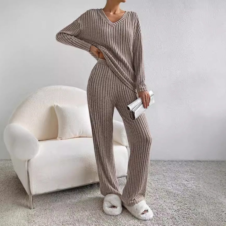 Casual knitted lounge set for women with V-neck Lune London
