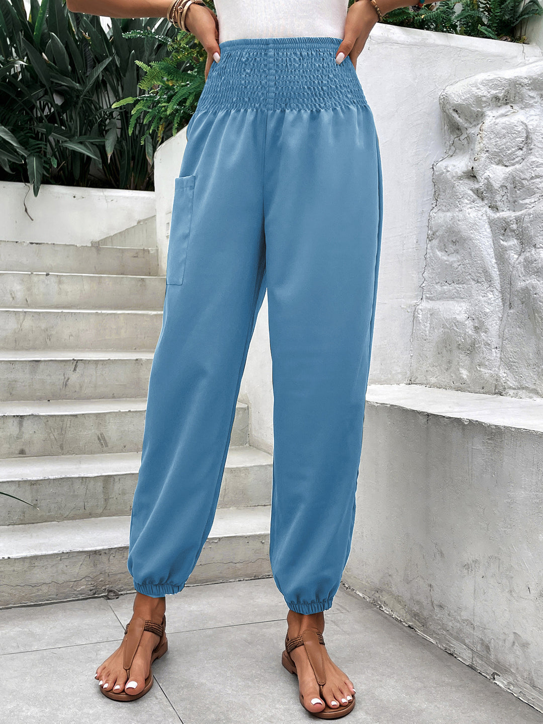 High-waisted leisure trousers for women with elastic waist and practical side pockets Chic and Style
