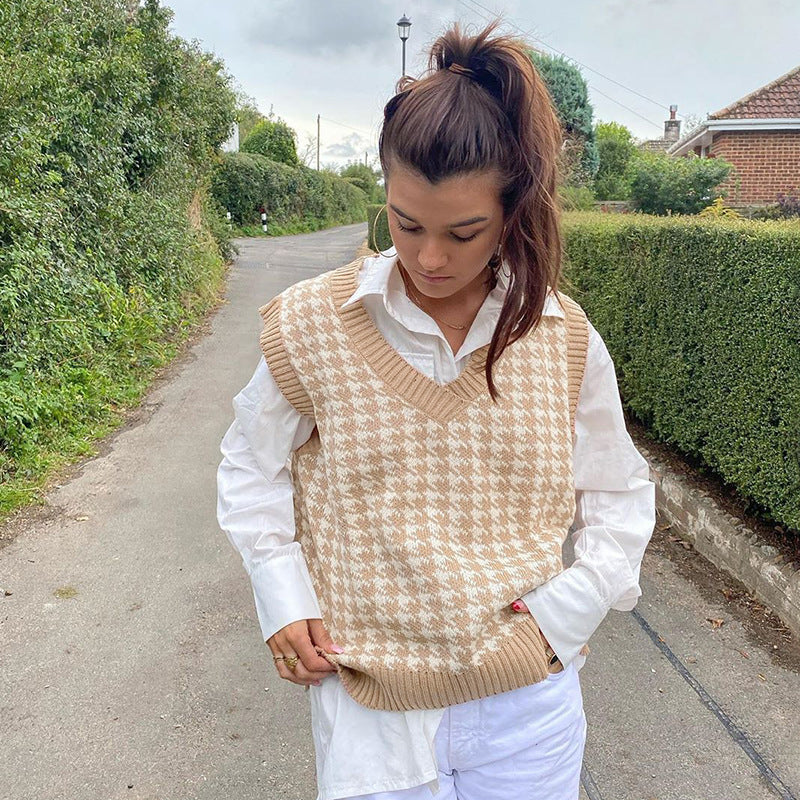 Trendy oversized knitted sweater for women with V-neck and fine pattern Lune London