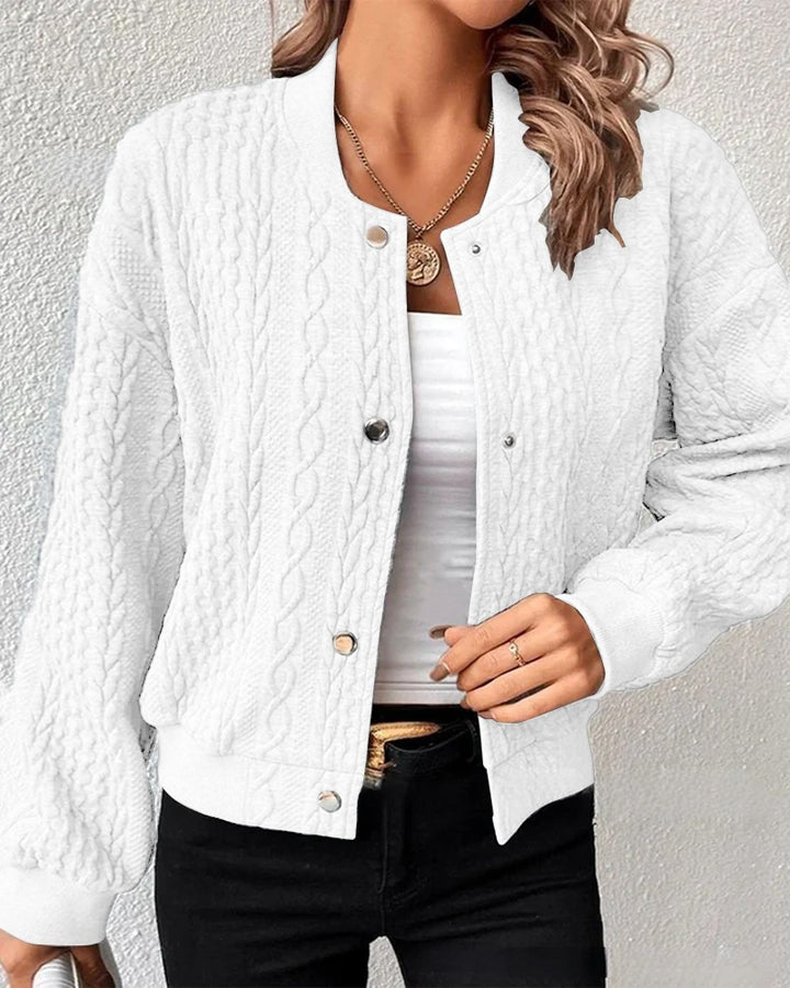 Cardigan pour femmes avec un élégant motif en torsades et fermeture à boutons-pression Chic & Stil