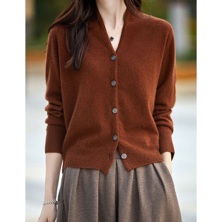 Cardigan féminin à la mode avec fermeture à boutons et matériau luxueux Chic & Stil