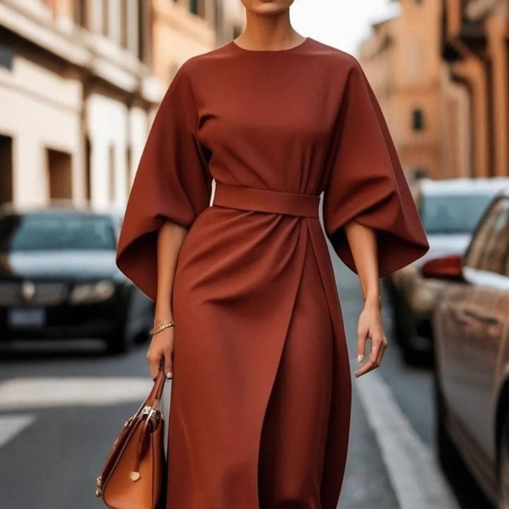 Ladies Elegant Maxi Dress with Flowing Sleeves and Chic Fitted Cut