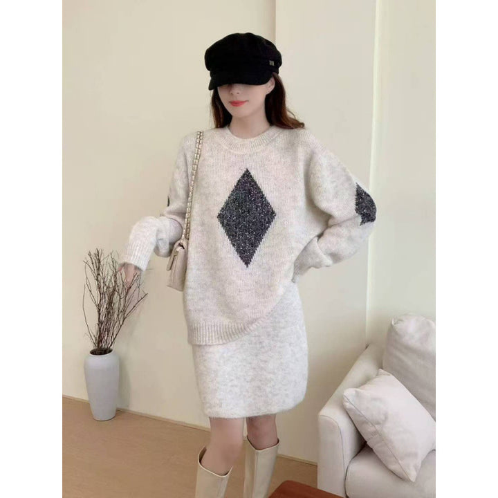 Pull en tricot féminin avec des détails en diamant scintillants et une coupe décontractée Chic & Stil