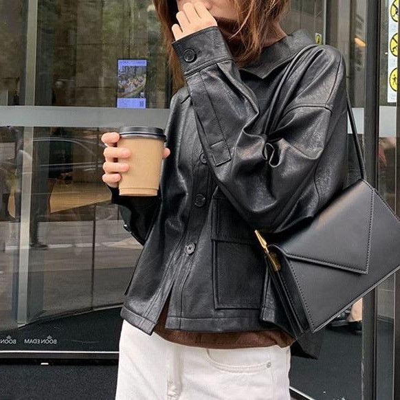 Veste en cuir courte pour femmes avec des détails de boutons décoratifs Chic & Stil