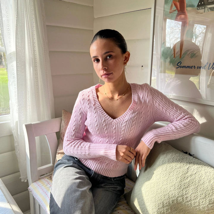 Women’s knitted sweater with V-neck and long sleeves Lune London