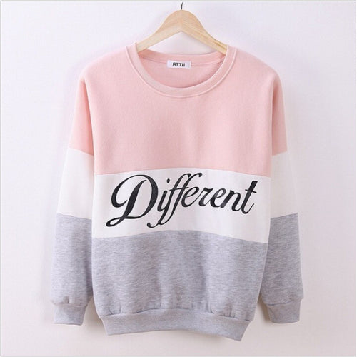 Sweat-shirt sportif pour femmes avec des rayures en bloc créatives et une écriture décontractée Chic & Stil