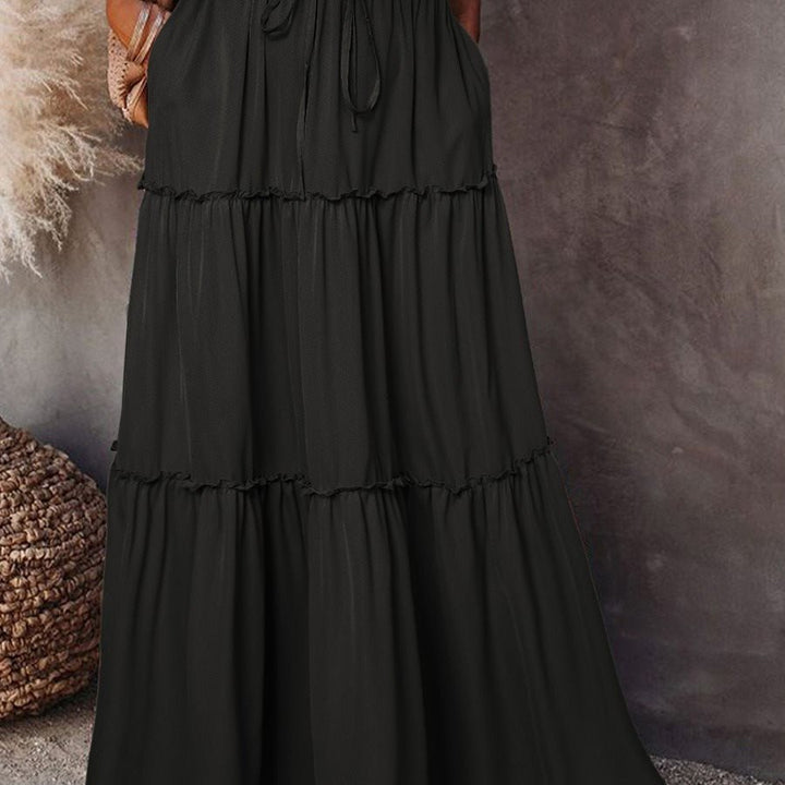 Long and flowing skirt for women with an elastic waistband and practical pockets Lune London