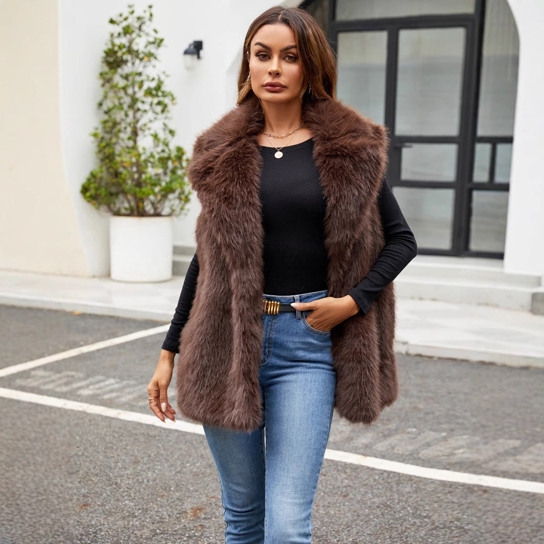 Ladies faux fur vest with an elegant cut and a voluminous collar Lune London