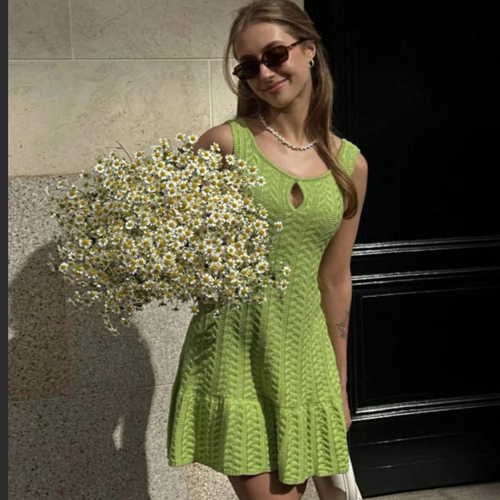 Robe tricotée pour femmes avec un décolleté clé sophistiqué et un ourlet volanté Chic & Stil
