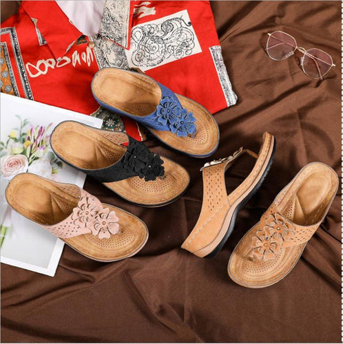 Comfortable thong sandals for women with decorative floral appliqués and an ergonomic sole Lune London
