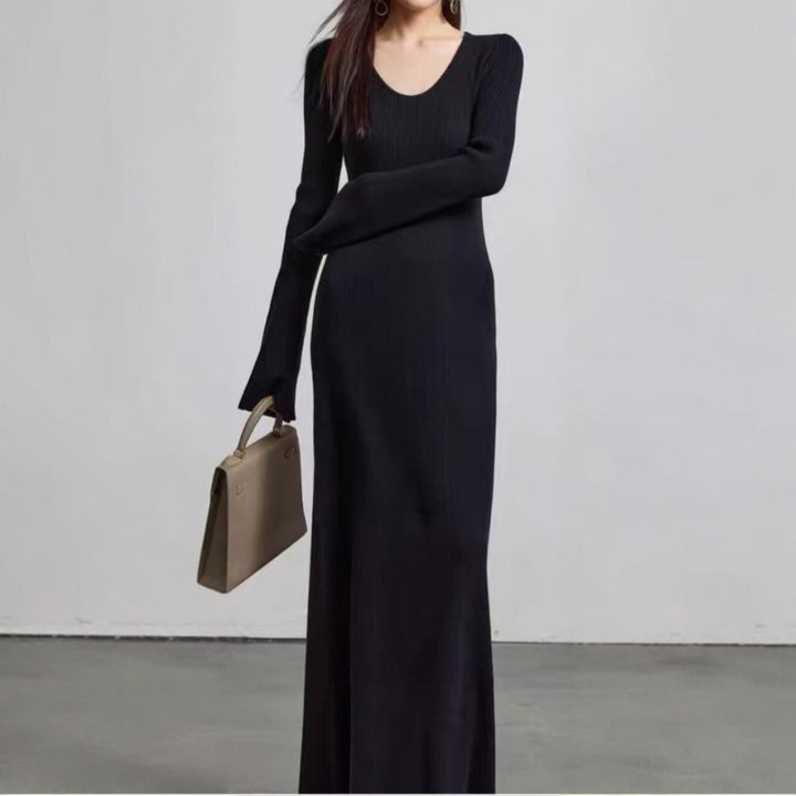 Elegant maxi dress for women with a fine ribbed structure and a chic V-neckline.
