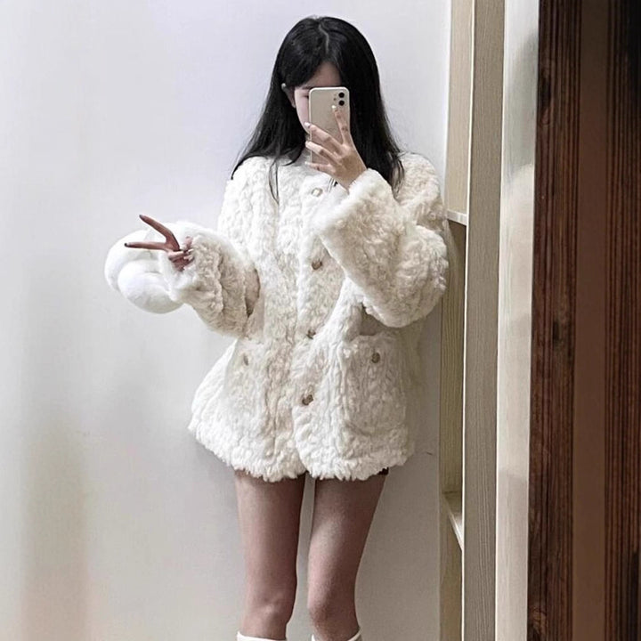 Cardigan féminin à la mode avec peluche douce et boutons décoratifs Chic & Stil