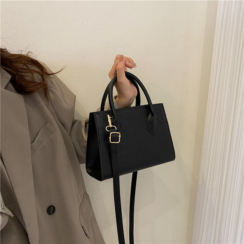 Chic Und Stil | Divina Small-Sized Clutches Handbag