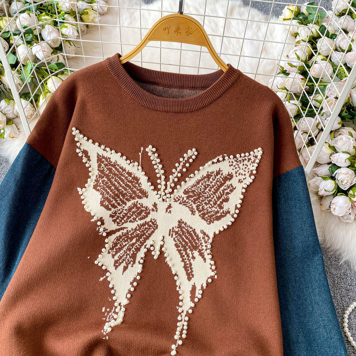 Pull élégant pour femmes avec motif de papillon et manches en denim Chic & Stil