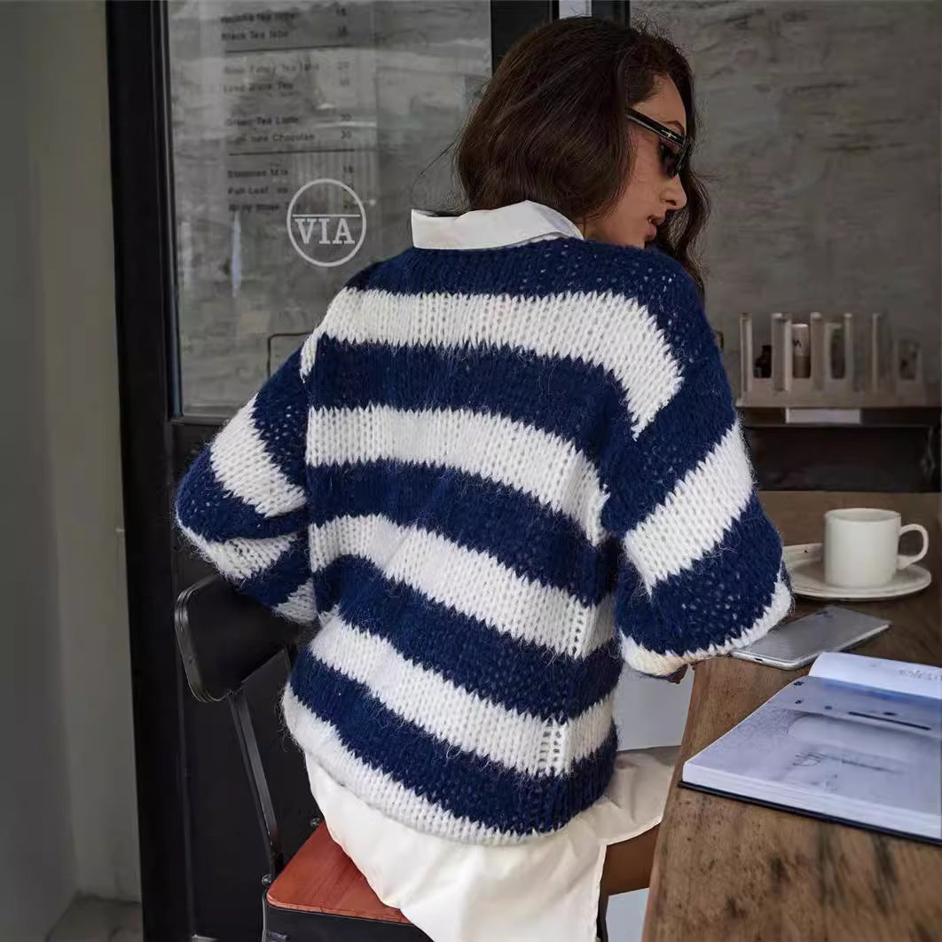 Casual knitted sweater for women with voluminous sleeves and chic maritime stripes.