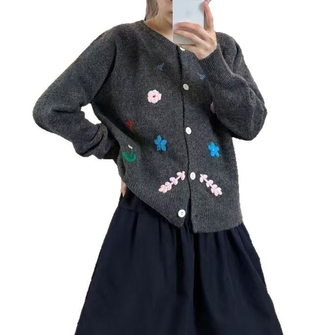 Lady cardigan with chic and stylish floral embroidery