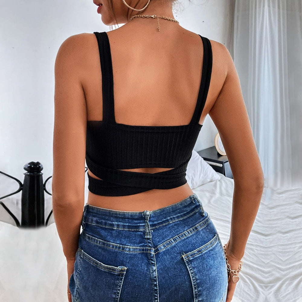 Top court ajusté pour femme avec des détails découpés et un design à côtes moderne Chic & Stil