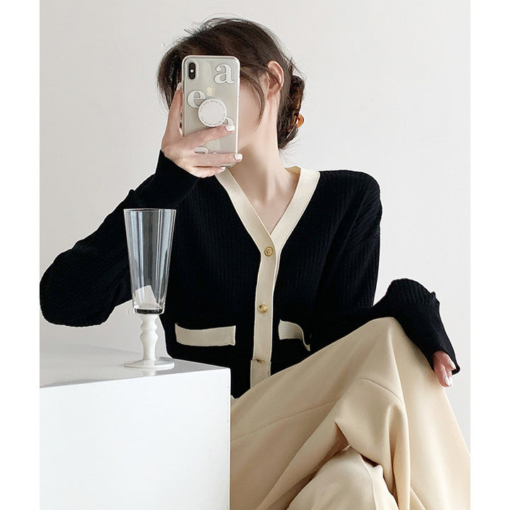 Gilet en maille à la mode pour femmes avec patte de boutonnage décorative et poches contrastées Chic & Stil