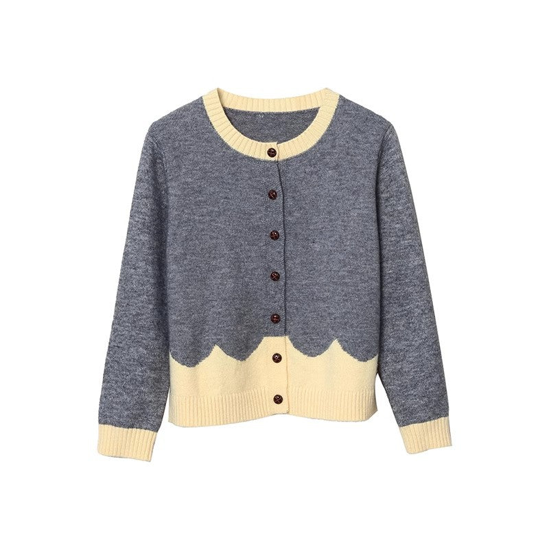 Chandail élégant pour femmes avec un motif de vagues colorées et des détails de boutons Chic & Stil
