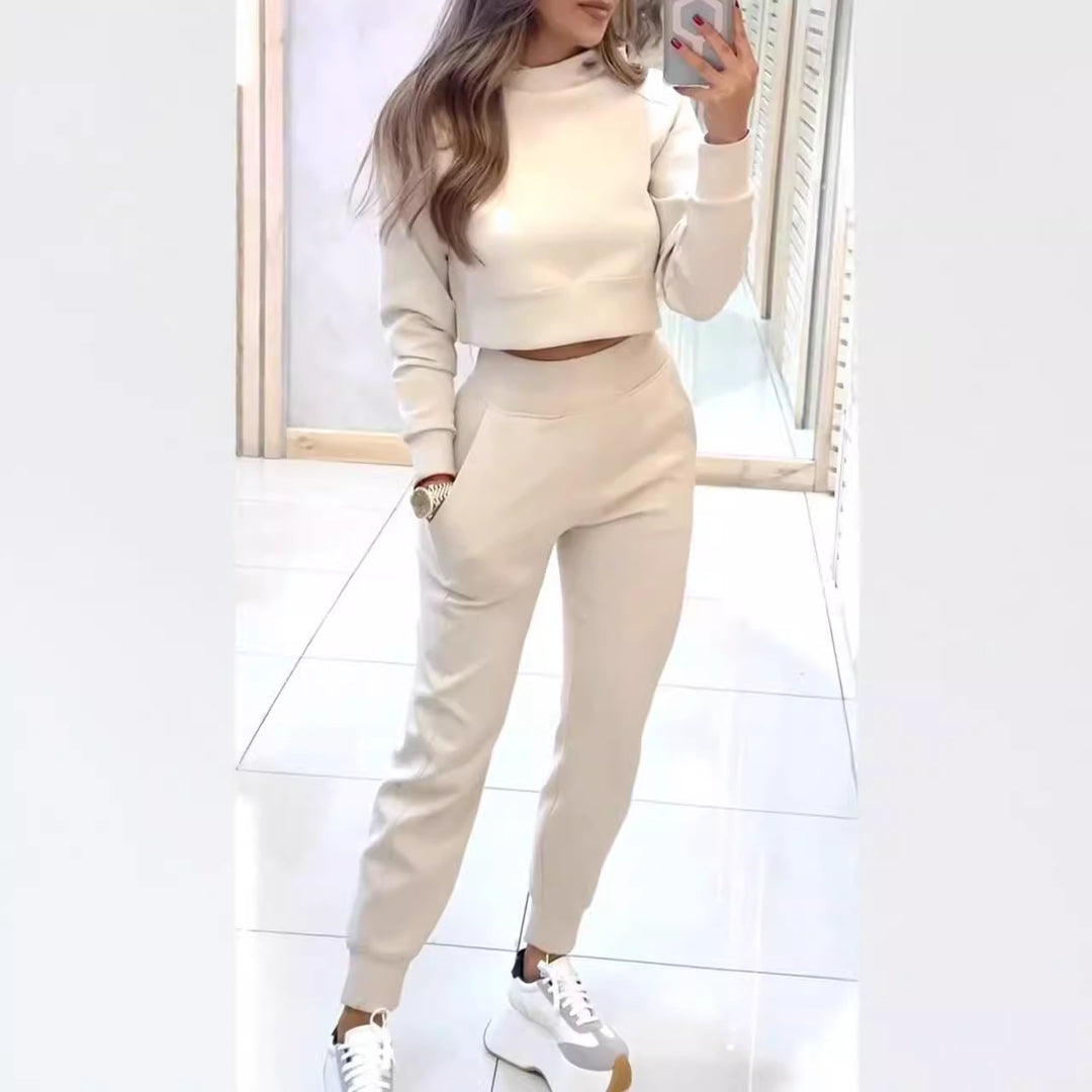 Ensemble de sweatpants pour femmes avec col haut et crop top à la mode Chic & Stil