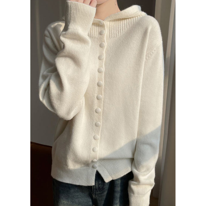 Cardigan pour femmes avec capuche et fermeture à boutons continue Chic & Stil