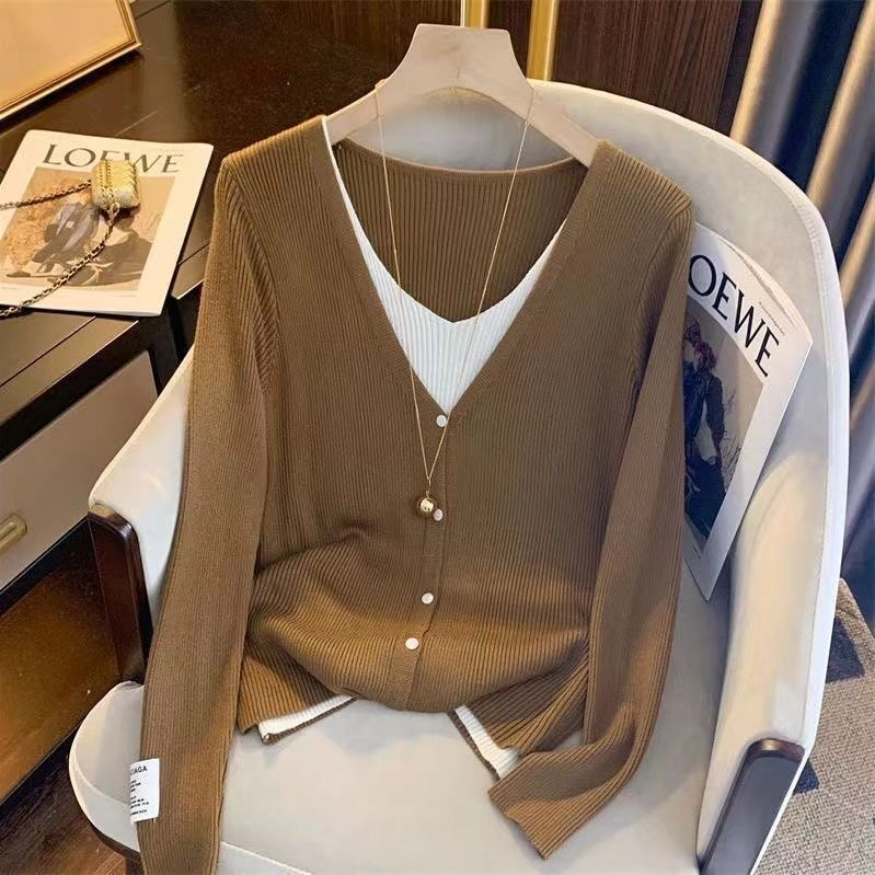 Cardigan élégant pour femmes avec col en V et détails de boutons fins Chic & Stil