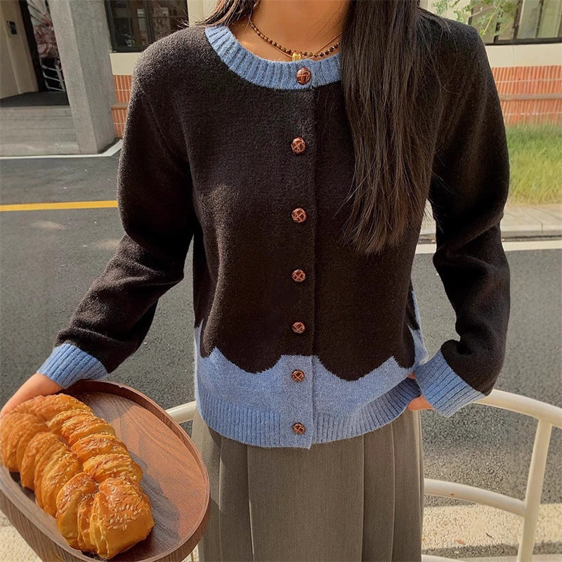 Chandail élégant pour femmes avec un motif de vagues colorées et des détails de boutons Chic & Stil