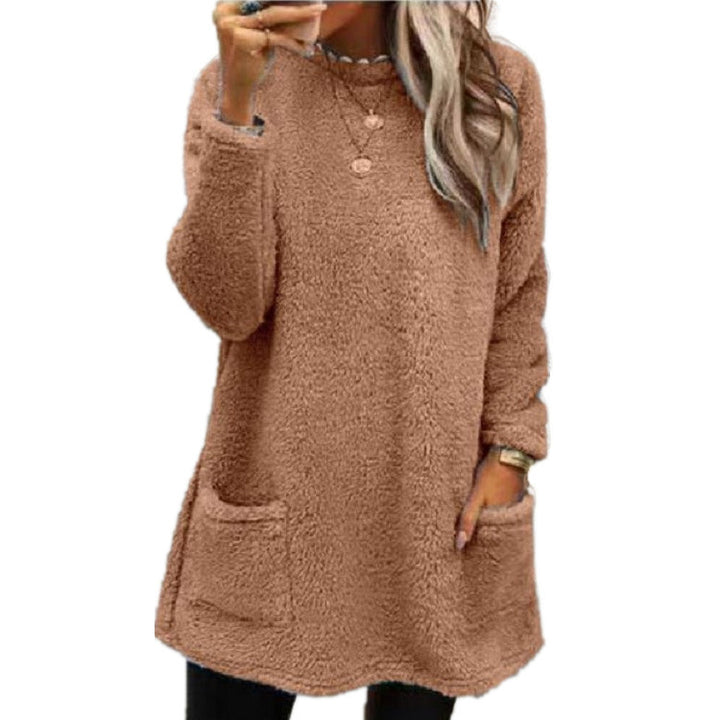 Cozy fleece sweater for women with a trendy round neckline and practical pockets Lune London