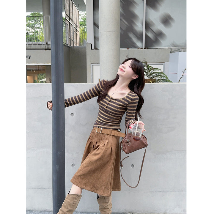 Women's long sleeve shirt with fashionable round neck and decorative buttons Chic & Stil