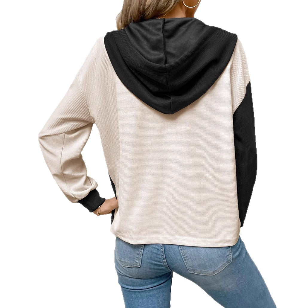 Blouse à capuche décontractée pour femmes avec des couleurs contrastées Chic & Stil