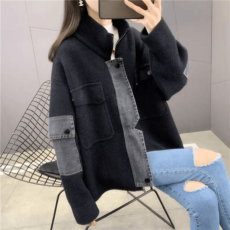 Veste de transition pour femmes avec un détail en denim moderne et un col haut Chic & Stil