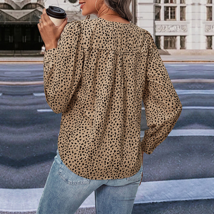 Blouse for women with an original leopard print and a modern V-neck Lune London