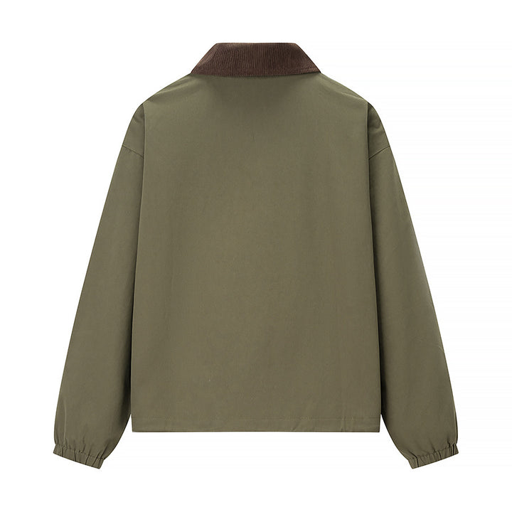 Veste pour femmes dans un style utilitaire décontracté avec des poches pratiques et un col haut Chic & Stil
