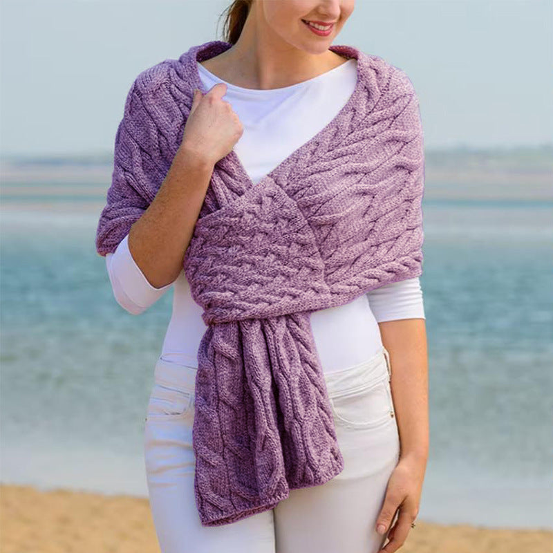 Knitted scarf for women with a modern cable pattern and versatile wearing comfort Lune London
