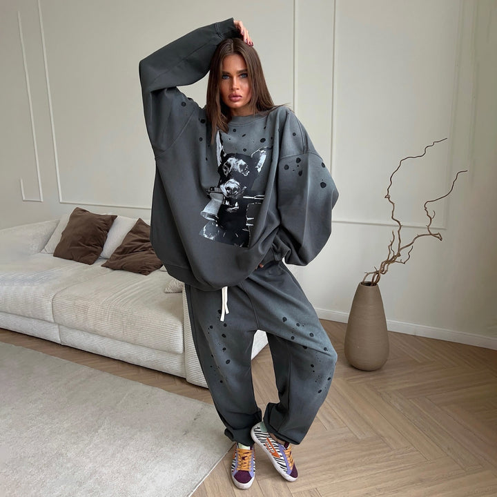 Oversized sweatshirt for women with graphic artistic pattern and casual fit Lune London